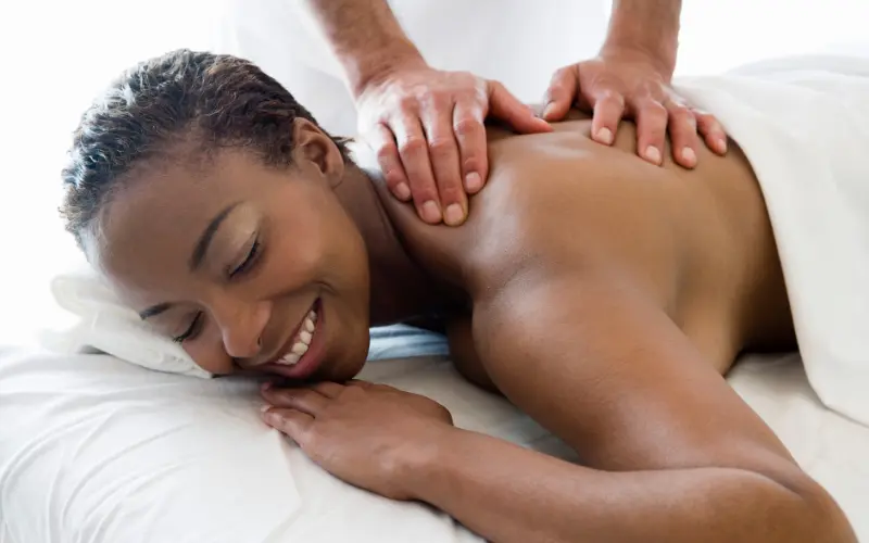 Massagem relaxante: como ela pode melhorar seu sono e reduzir a ansiedade